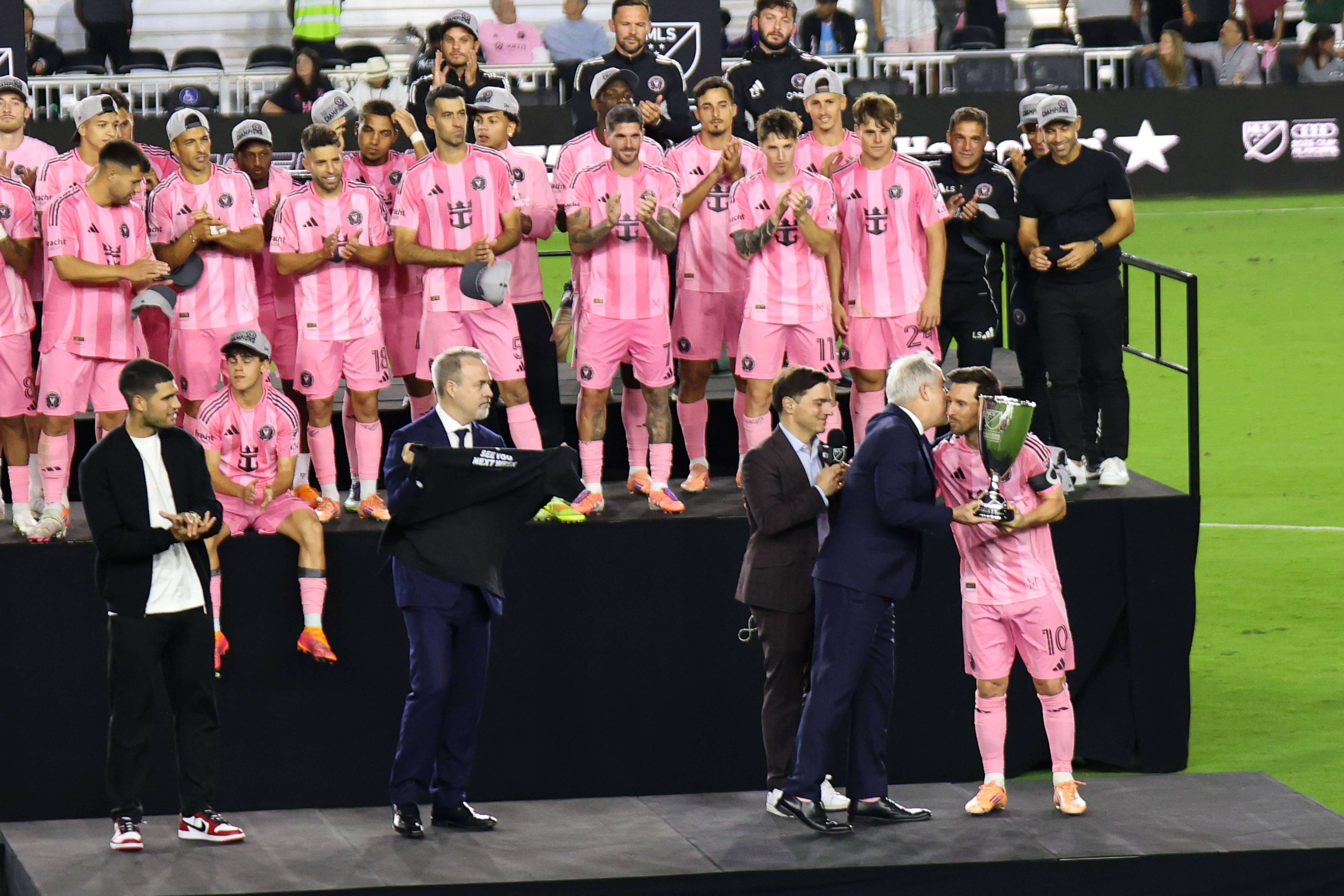 Carlos Alcaraz entrega al Inter Miami de Leo Messi el trofeo de la Conferencia Este MLS (Foto: Cord