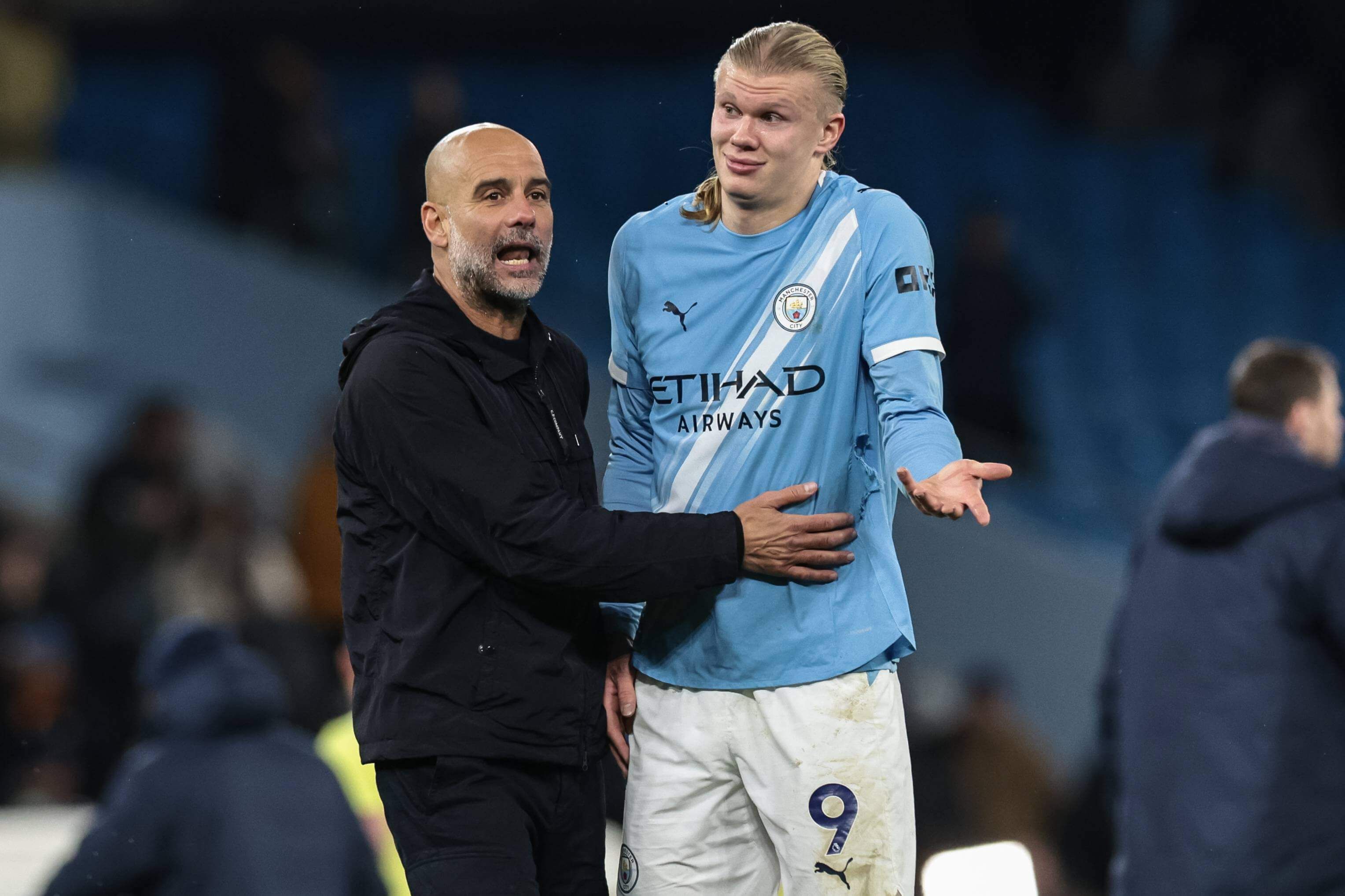 Erling Haaland charlando con Pep Guardiola (Cordon Press)