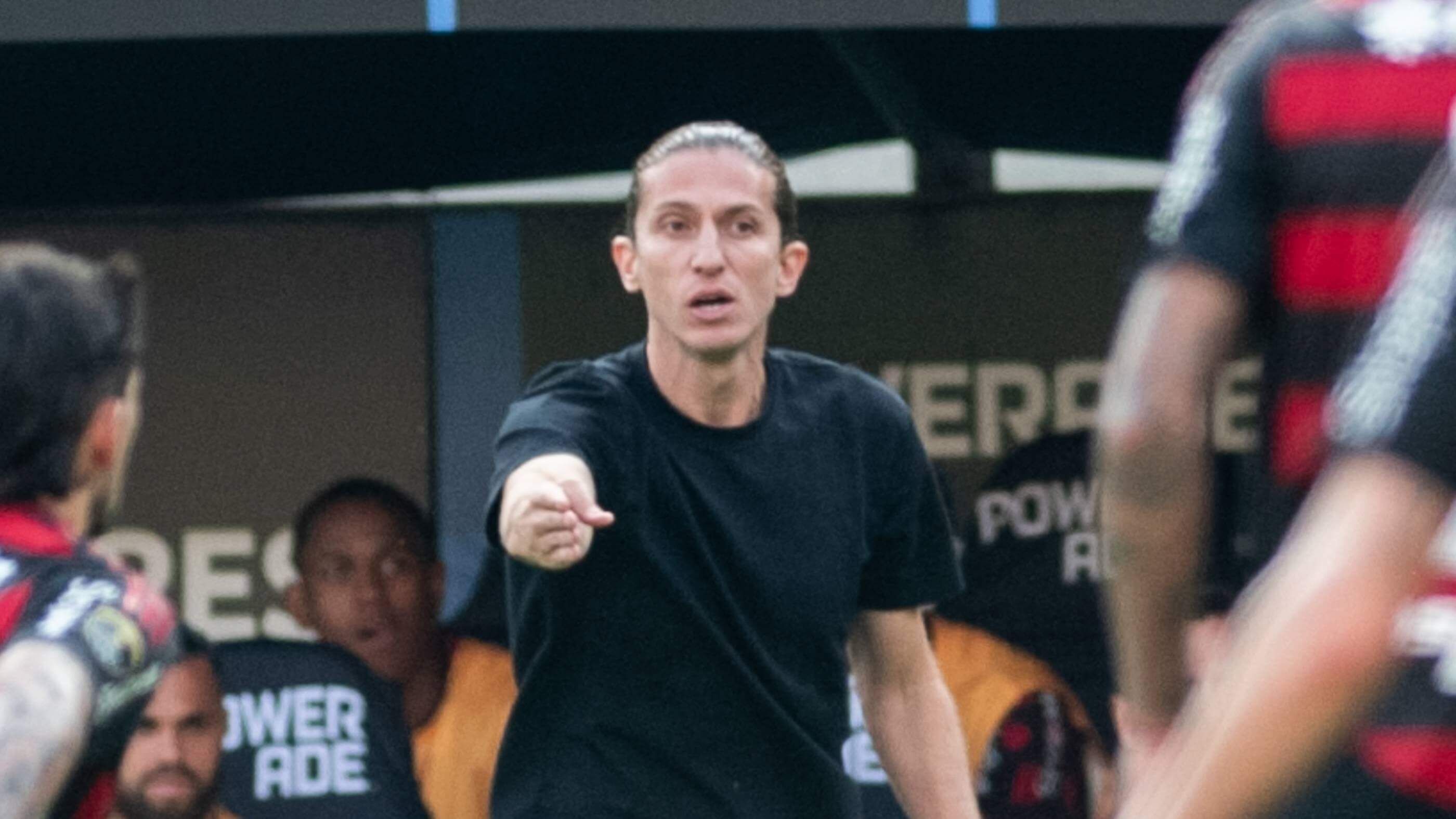 Filipe Luis da instrucciones en la Commebol Libertadores.