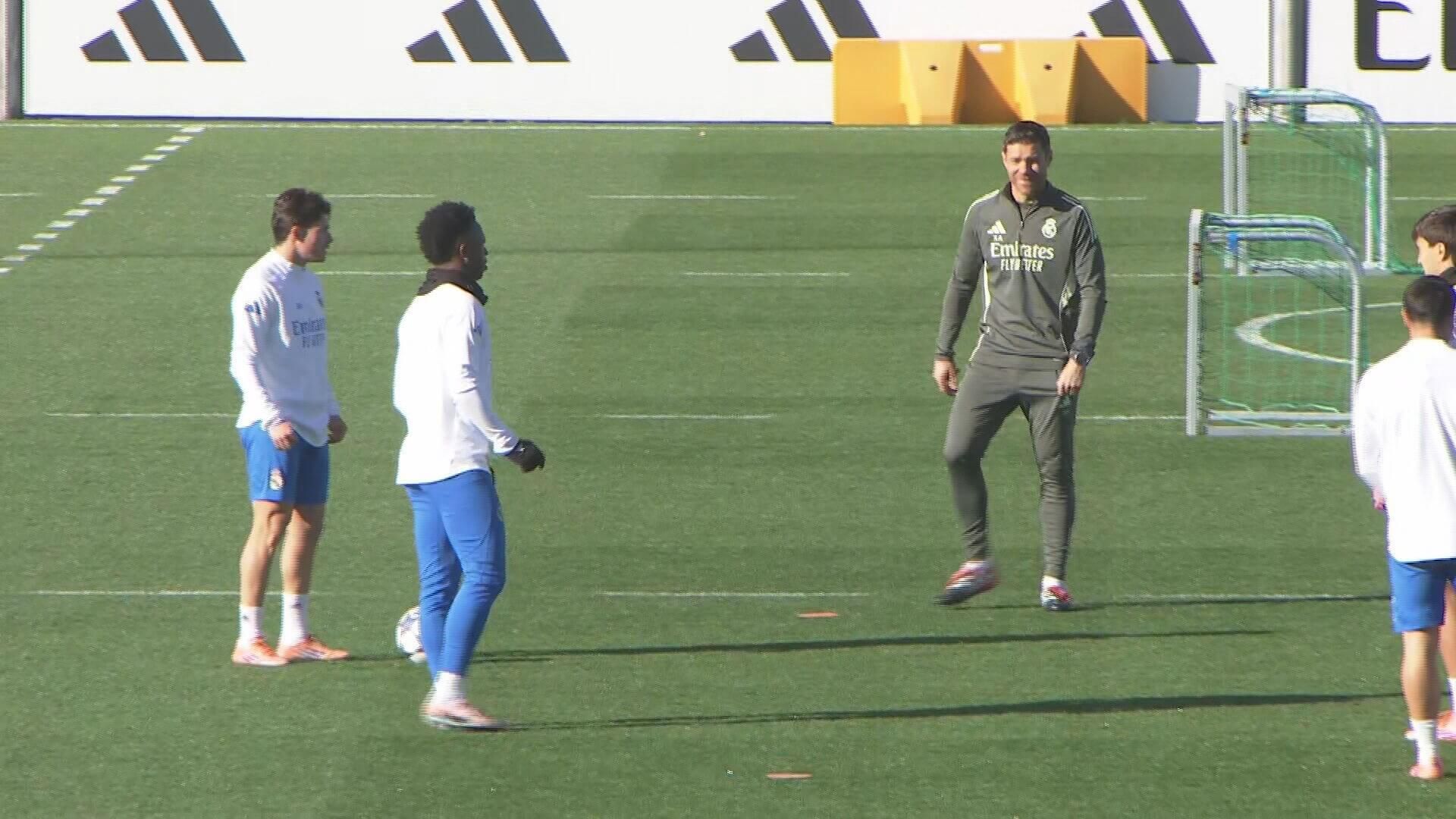  Xabi Alonso y Vinicius en el entrenamiento (ElDesmarque)