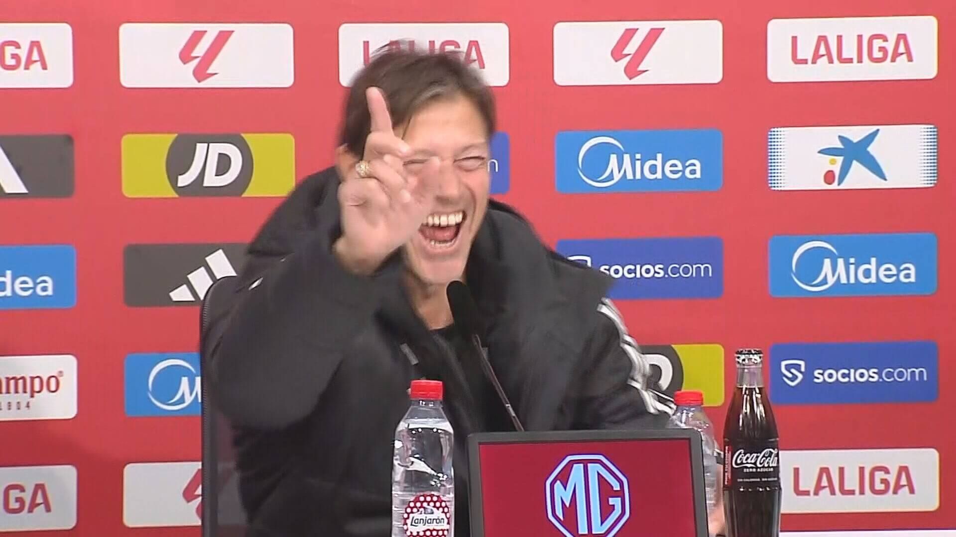  Almeyda bromea con la prensa antes del derbi Sevilla-Betis.