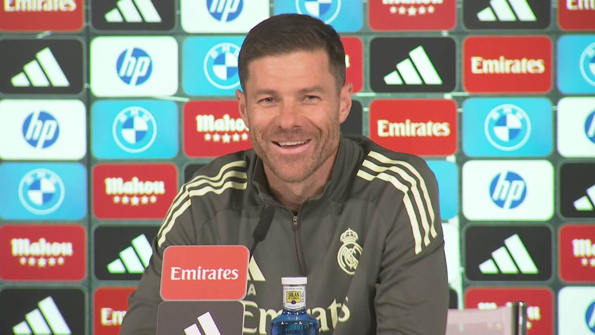  Xabi Alonso, sonríe en rueda de prensa