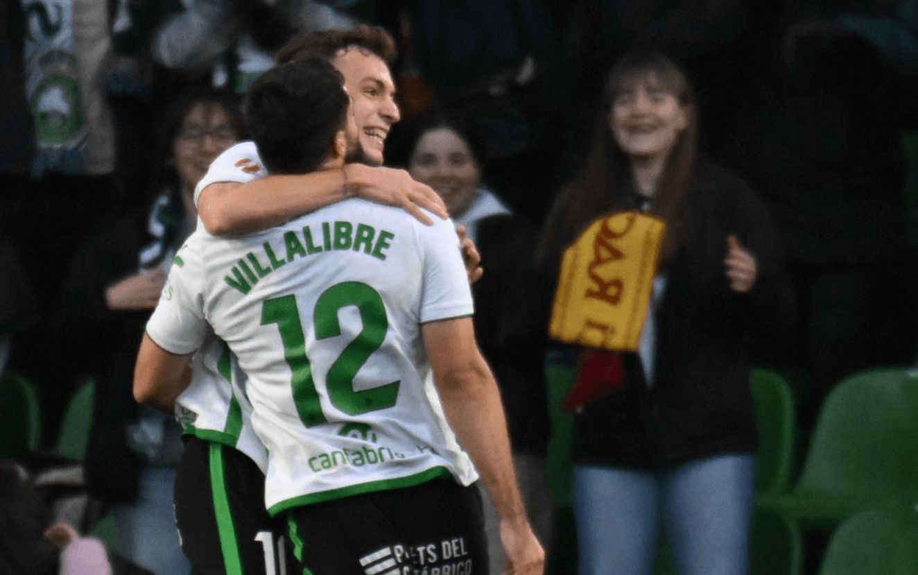  Iñigo Vicente y Villalibre celebran un gol del Racing.