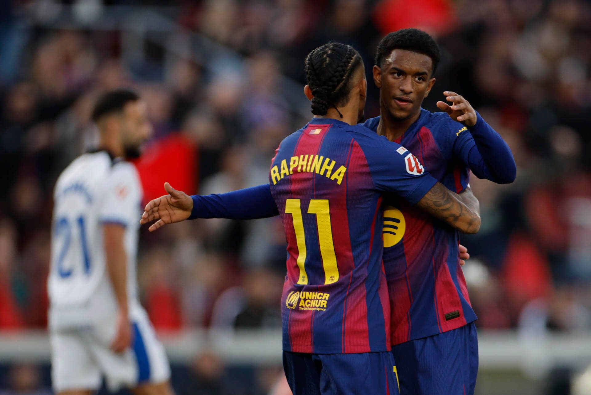  Raphinha abrazado a Alejandro Balde (EFE)