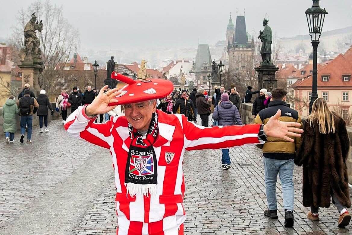  Antxon y la afición rojiblanca apoyando al equipo en Praga.