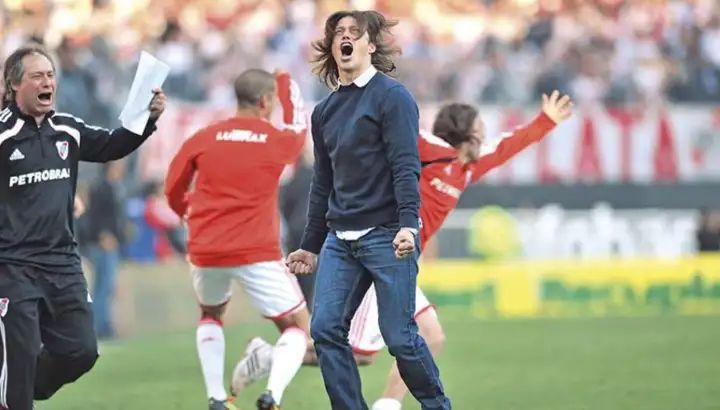 Almeyda celebra el ascenso de River Plate.
