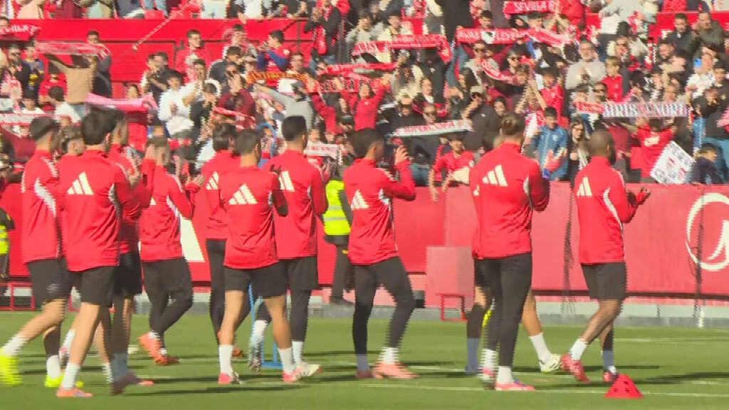  Los jugadores del Sevilla aplauden a su afición (ElDesmarque)