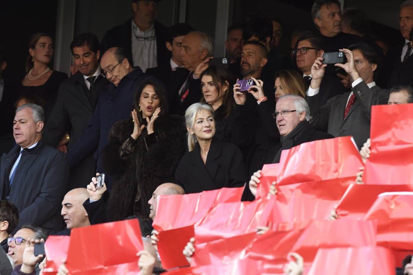 El arzobispo de Sevilla, en el palco del Sánchez-Pizjuán.