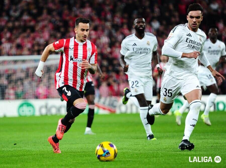  Alex Berenguer conduce el balón en San Mamés en el último partido en Bilbao entre Athletic Club y Real Madrid.