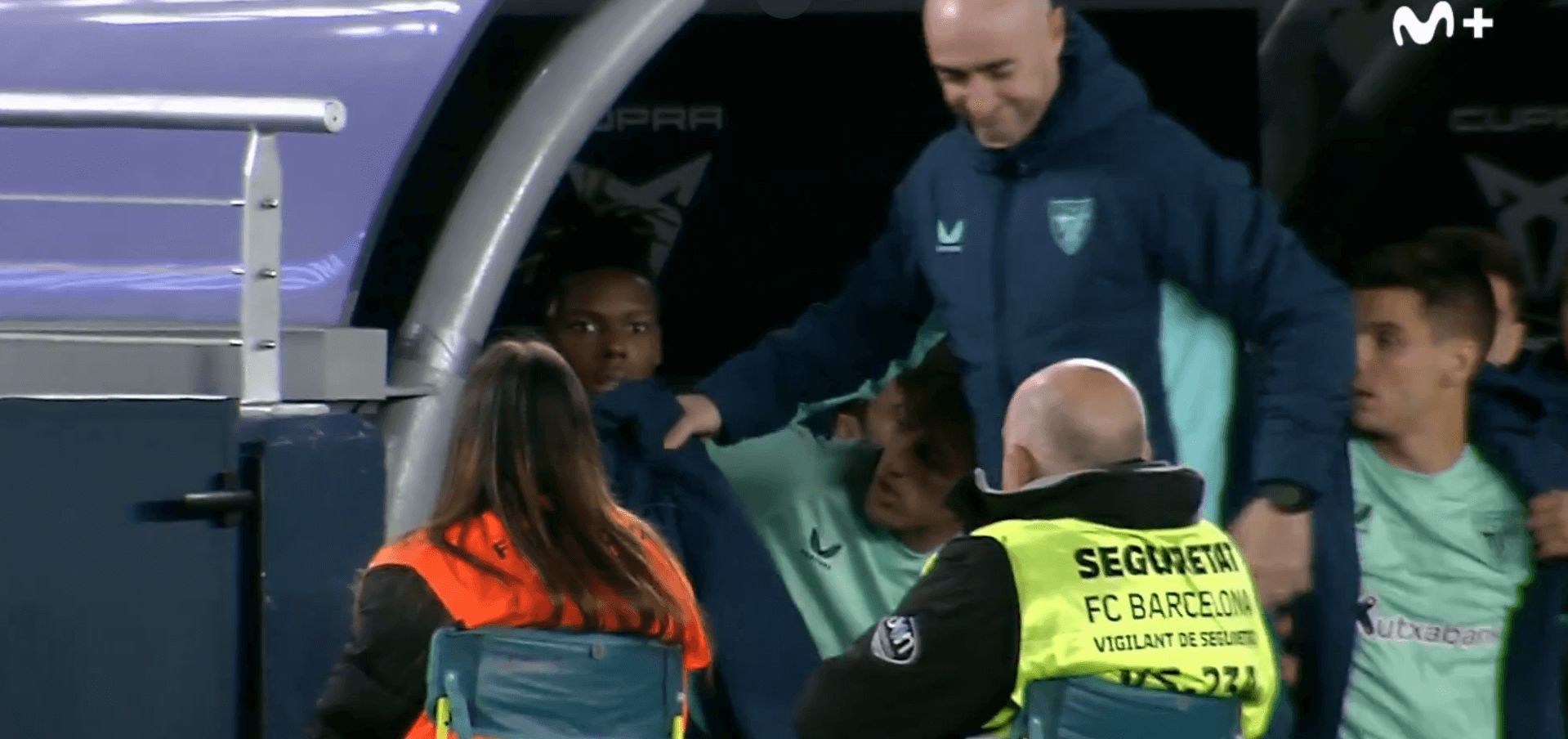  Nico Williams, en el banquillo del Camp Nou.