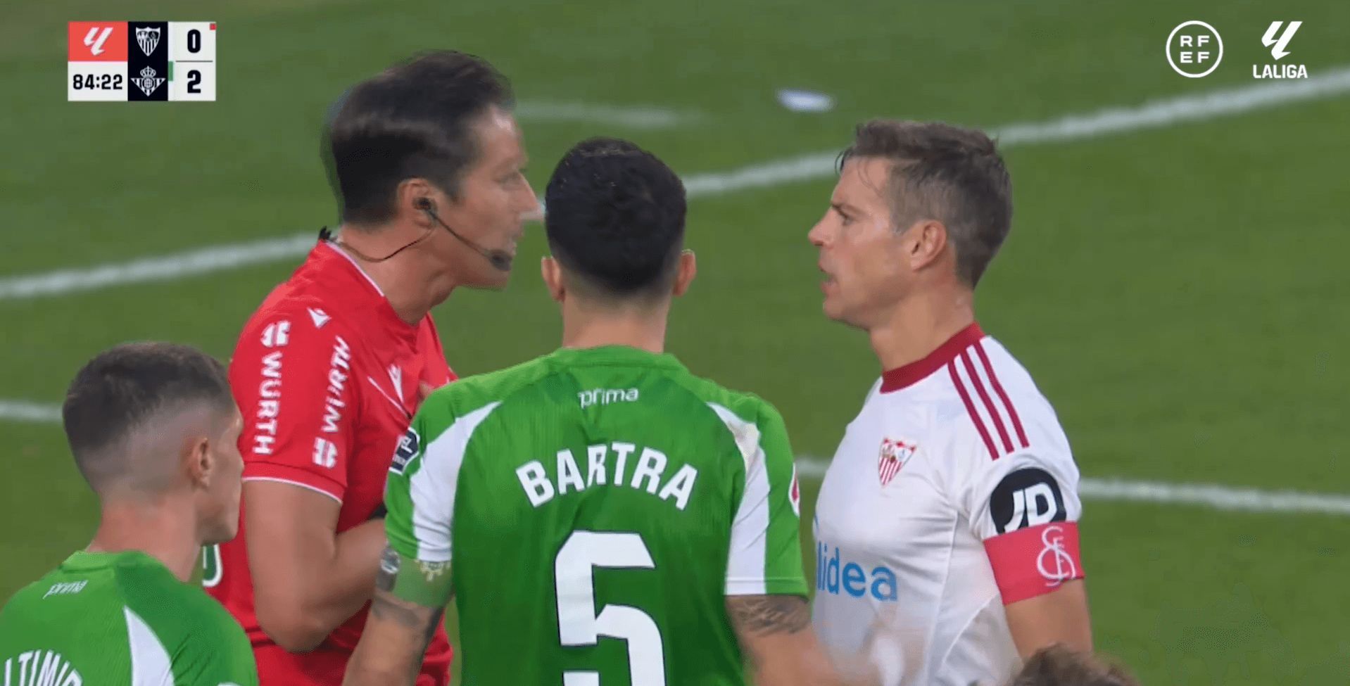 Munuera Montero dialoga con Bartra y Azpilicueta.