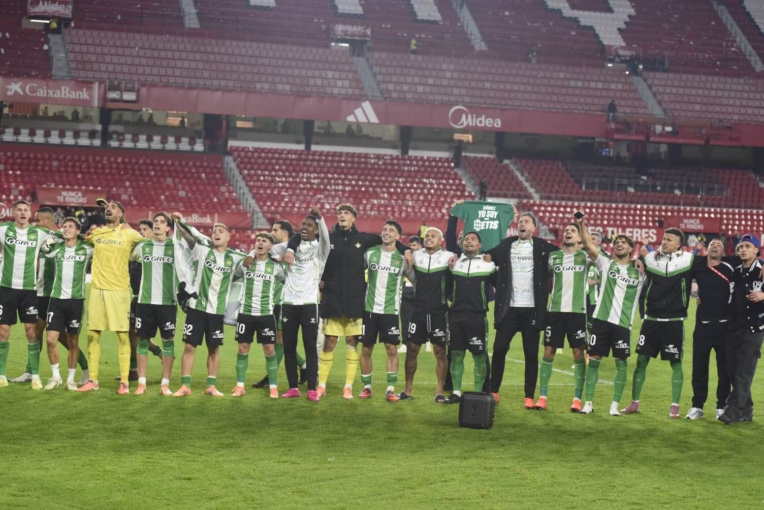  Los jugadores del Betis celebran la victoria en el derbi.