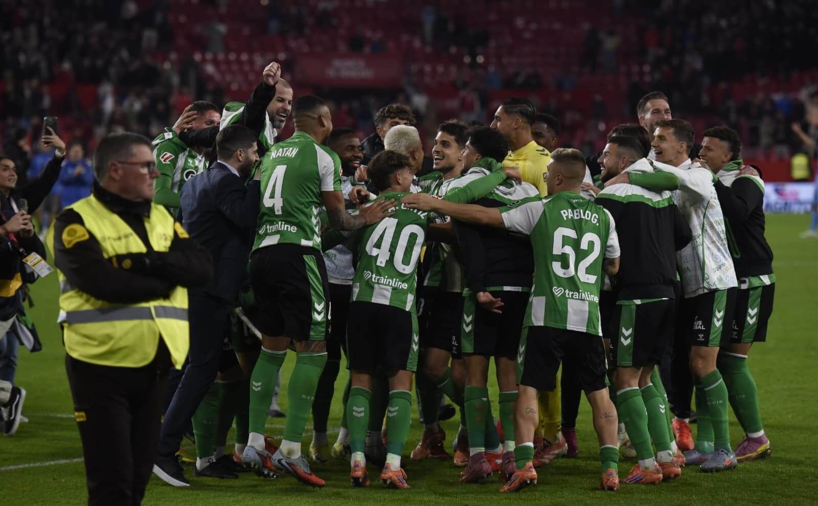 Piña bética en la celebración en el derbi.