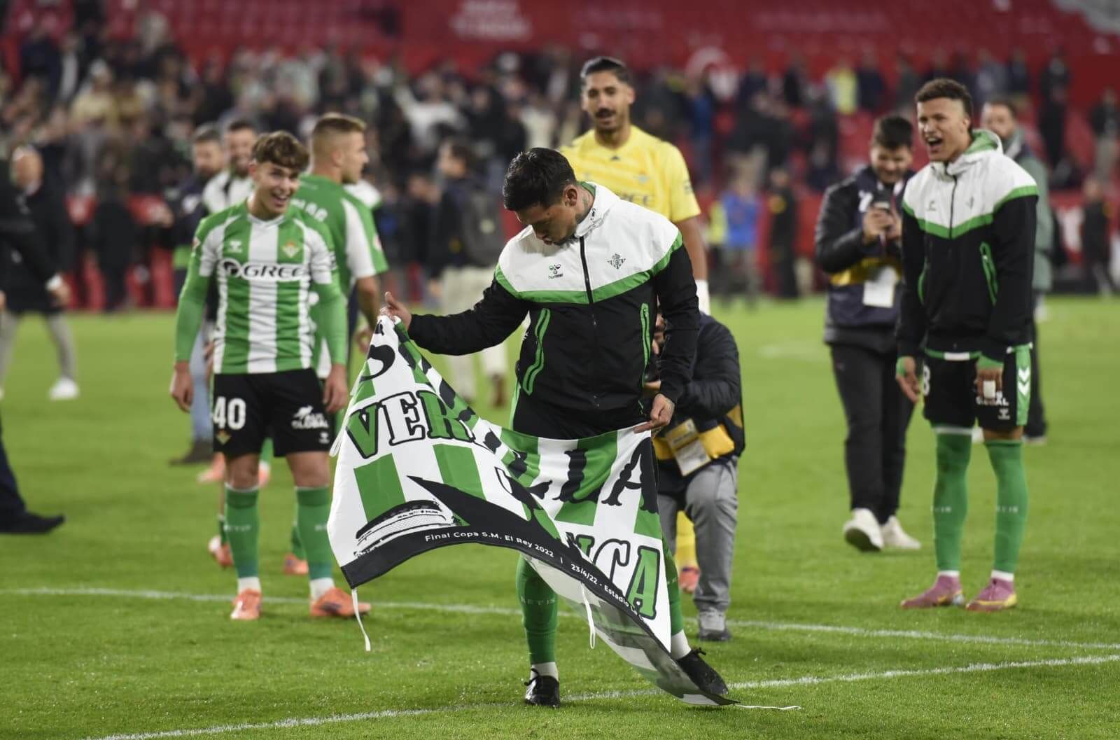  El Chimy Ávila celebra la victoria del Betis en el derbi.