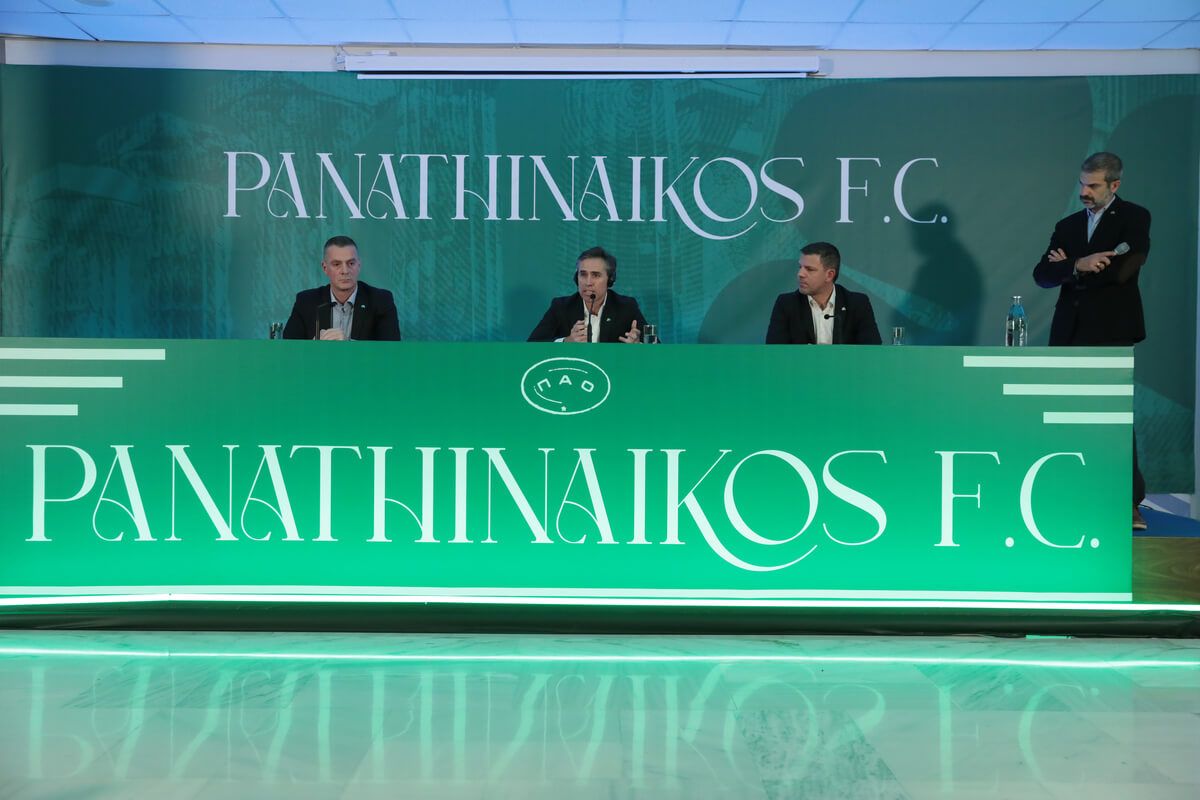 Corona, presentado en Grecia. A su izquierda Kotsolis, a su derecha Fyssas