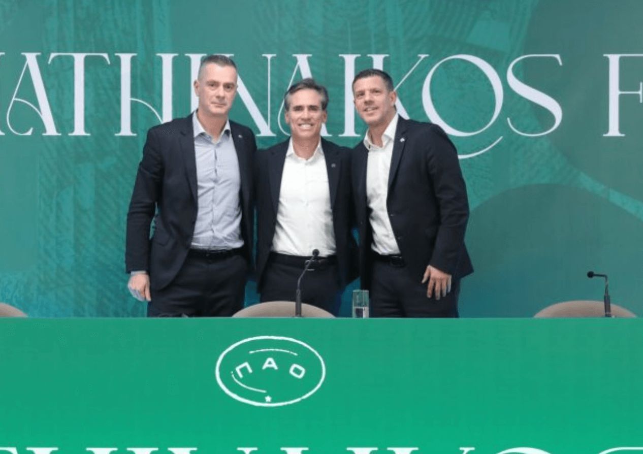 Corona, presentado en Grecia. A su izquierda Kotsolis, a su derecha Fyssas