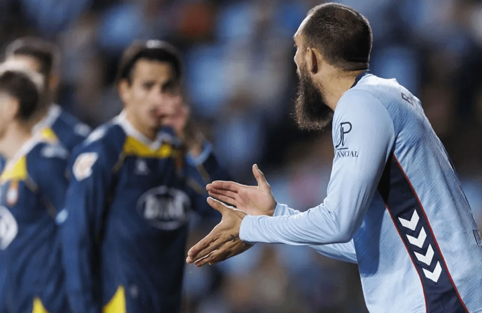 Borja Iglesias anima sus compañeros.