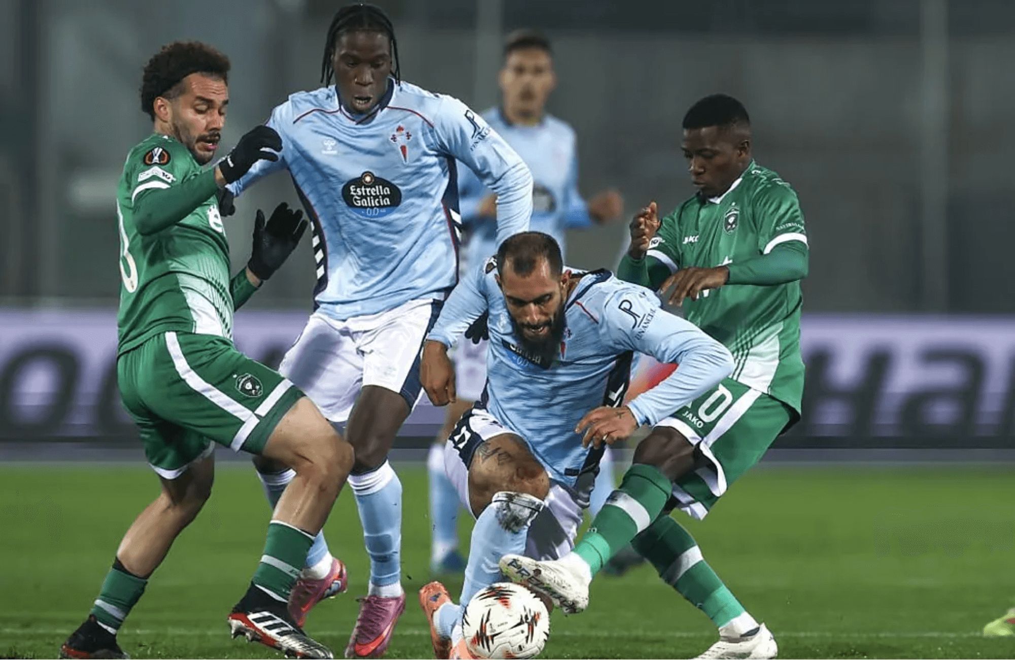  Ilaix Moriba y Borja Iglesias ante el Ludogorets.