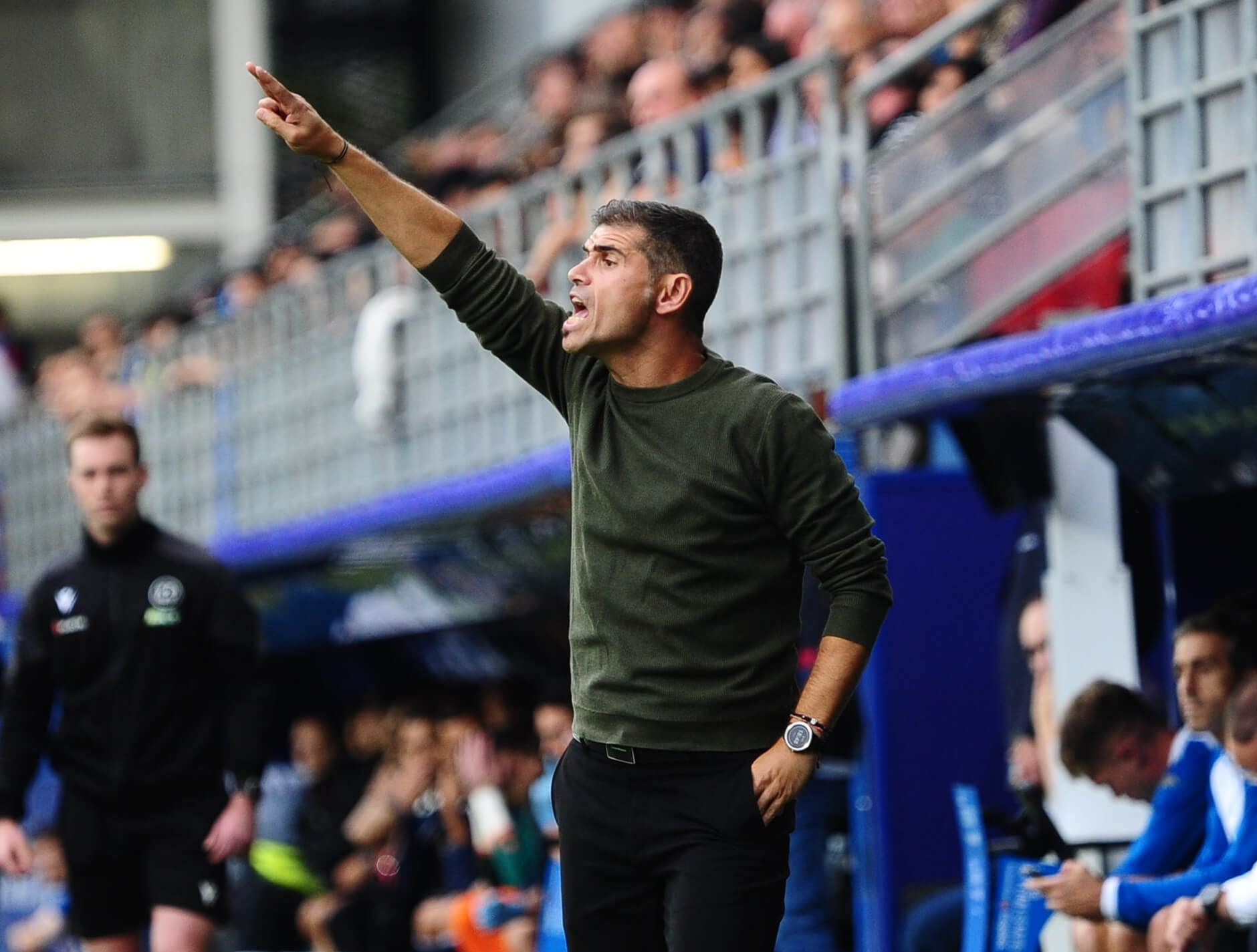 Antonio Hidalgo da instrucciones en el Eibar-Deportivo.