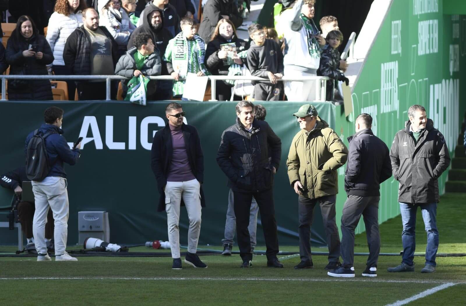 Ángel Haro y Joaquín, en el entrenamiento del Betis previo al derbi.