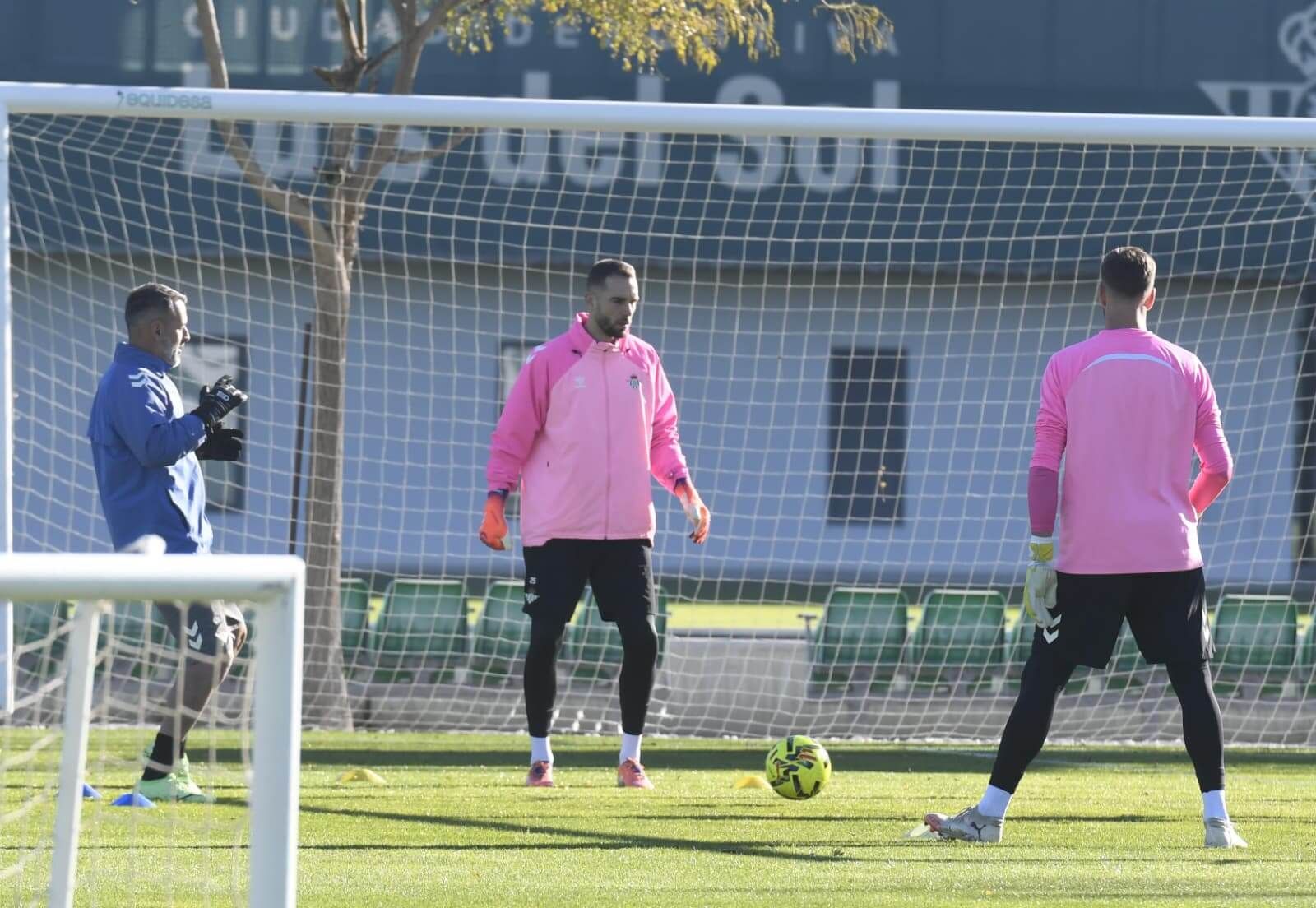  Pau López, entrenando con el Betis este viernes.