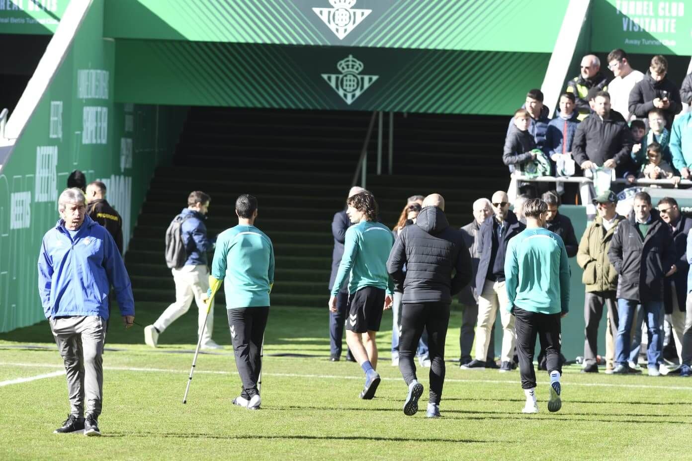  Los lesionados del Betis se retiran del césped.