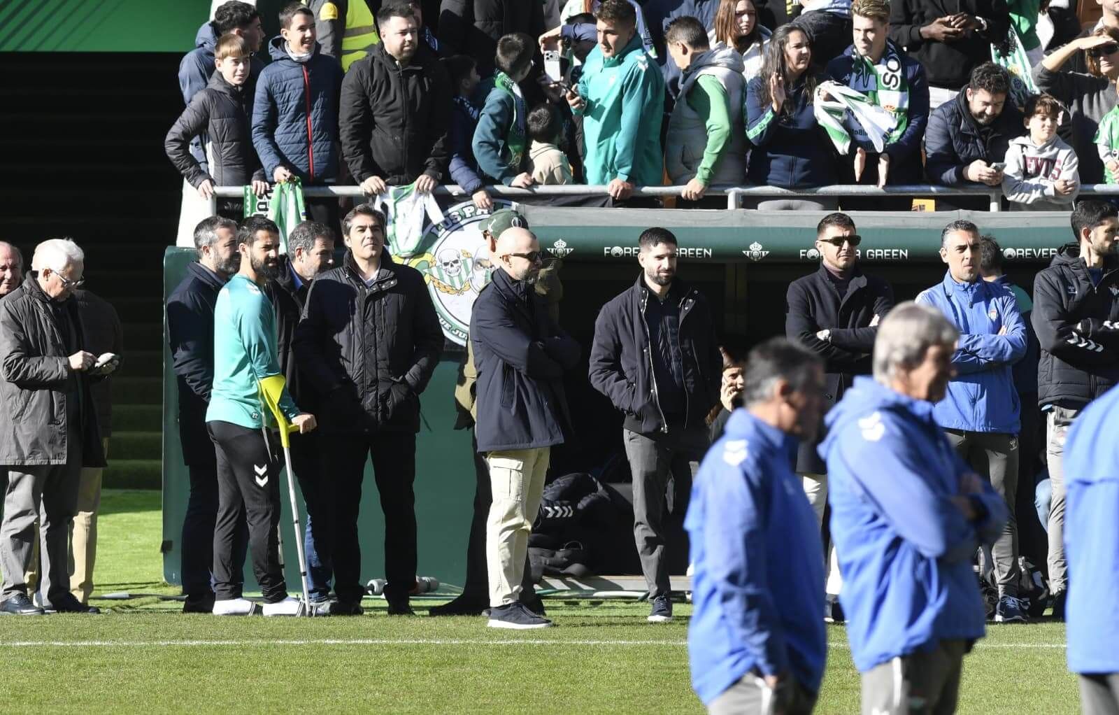  Isco, en muletas, en el entrenamiento del Betis.