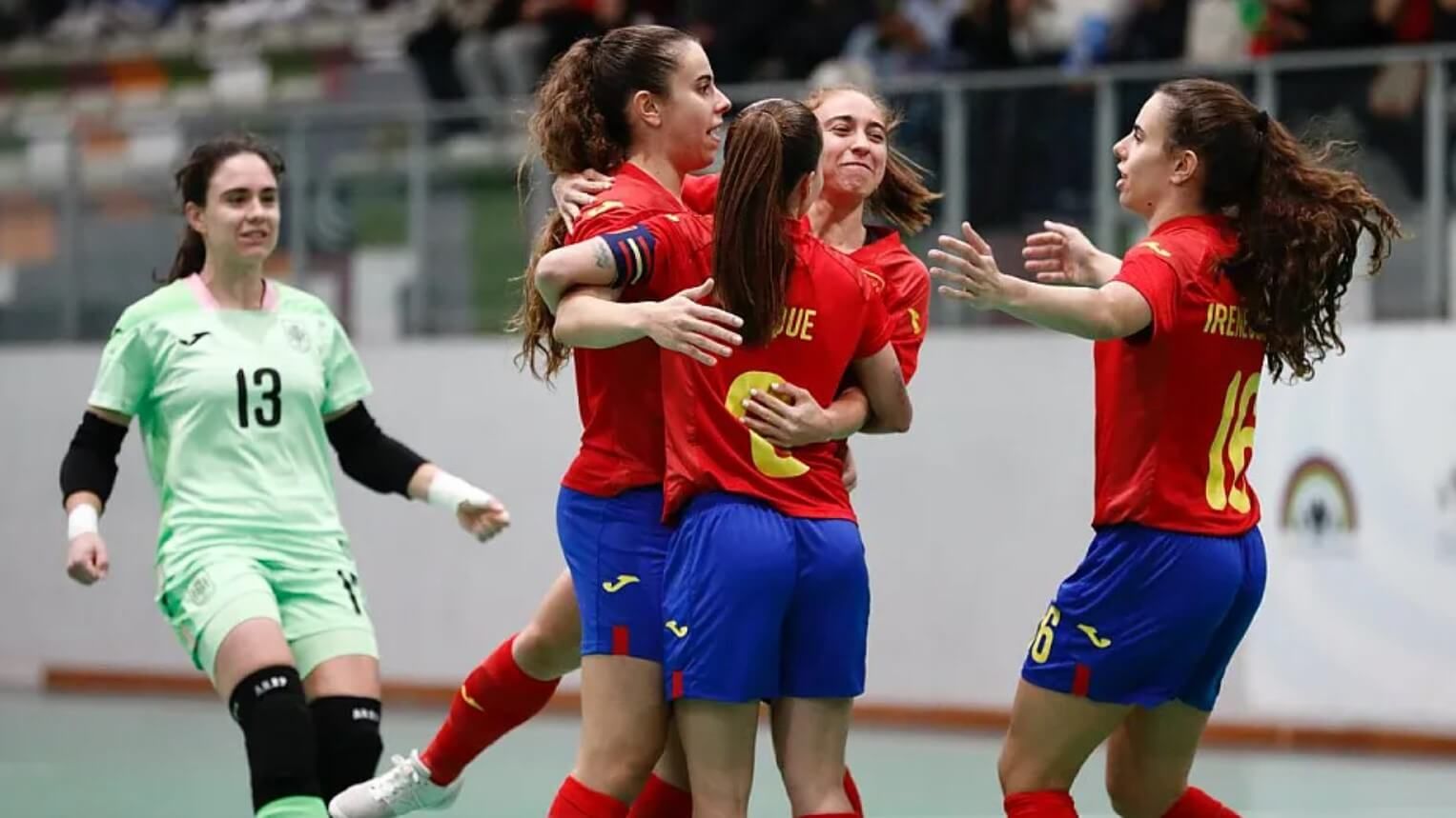  España celebra uno de sus goles en un amistoso ante Marruecos.
