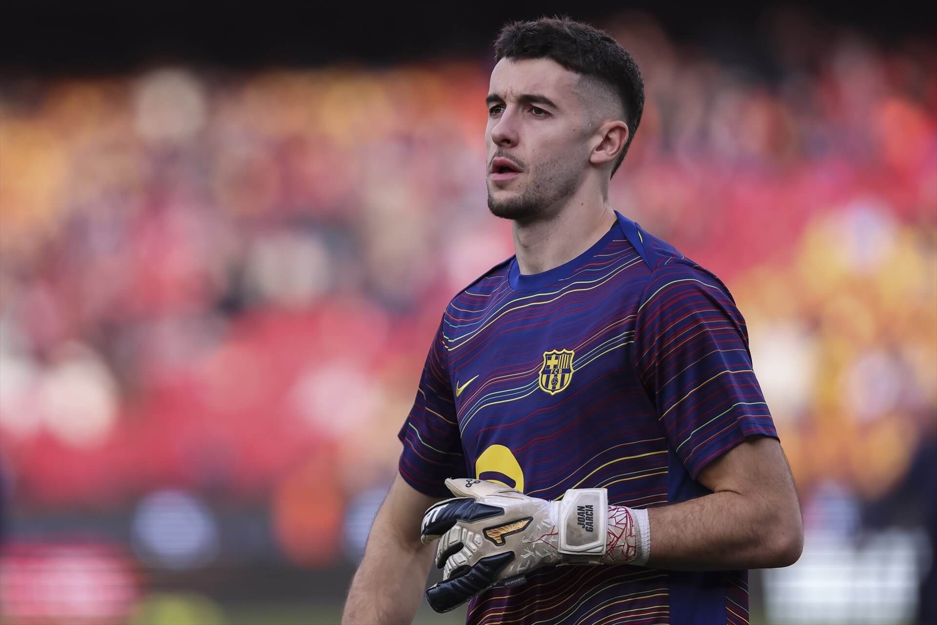 Joan García calienta en el FC Barcelona - Alavés (Foto: Europa Press).