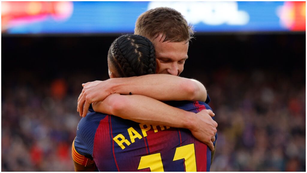 El abrazo de Dani Olmo y Raphinha. (EFE)