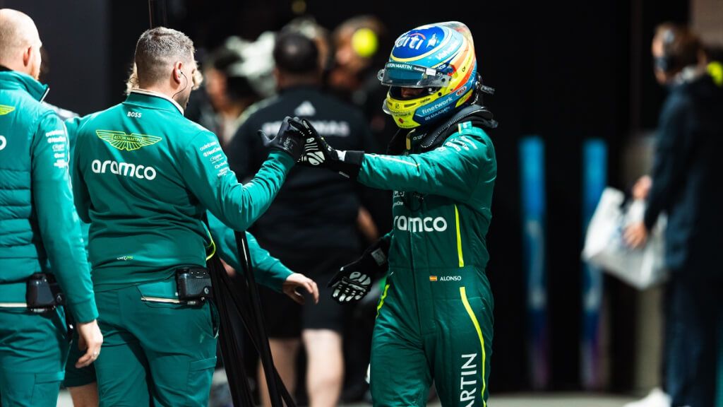 Fernando Alonso, en Las Vegas, con un mecánico de Aston Martin.