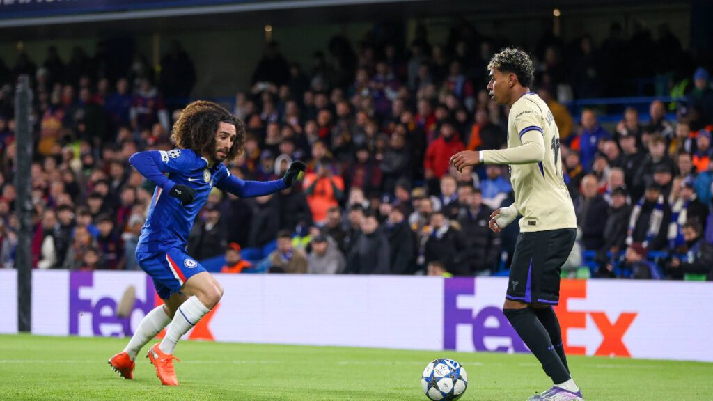  Lamine Yamal en una acción ante Cucurella