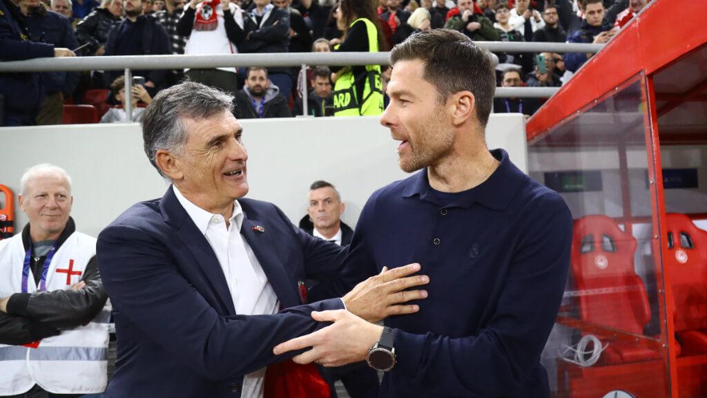  Xabi Alonso Saluda a José Luis Mendilibar, antes del Olympiacos-Real Madrid (foto: Europa Press).