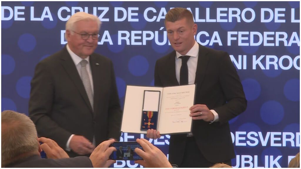  Toni Kroos recibe la distinción de Alemania, la Bundesverdienstkreuz.