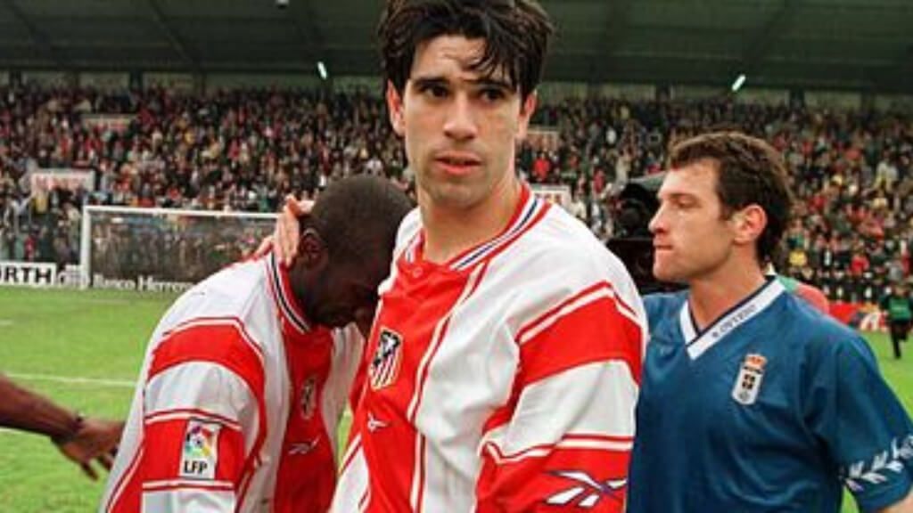  Hasselbaink tras confirmarse el descenso en Oviedo (Eloy Alonso, El Mundo)