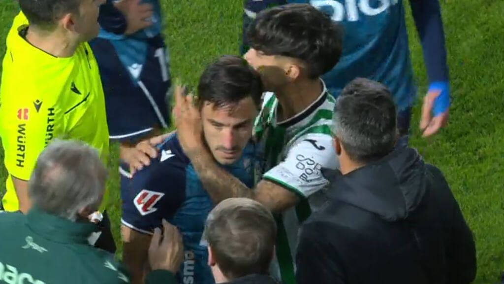 Kevin Medina abrazando a Iza Carcelén (Movistar +)