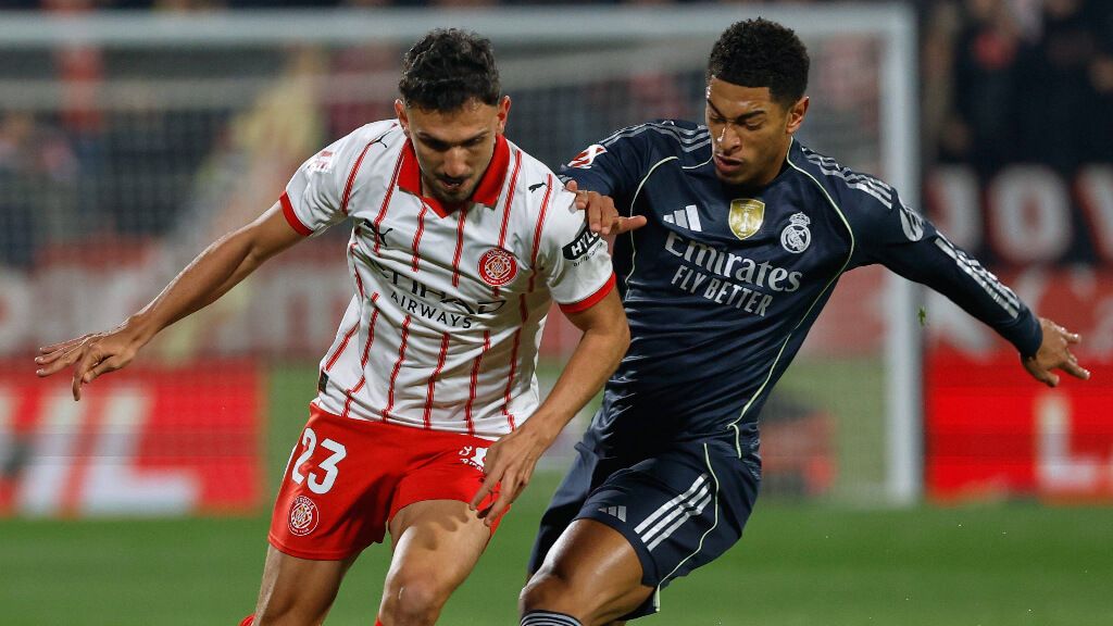 Iván Martín y Jude Bellingham pelean un balón.