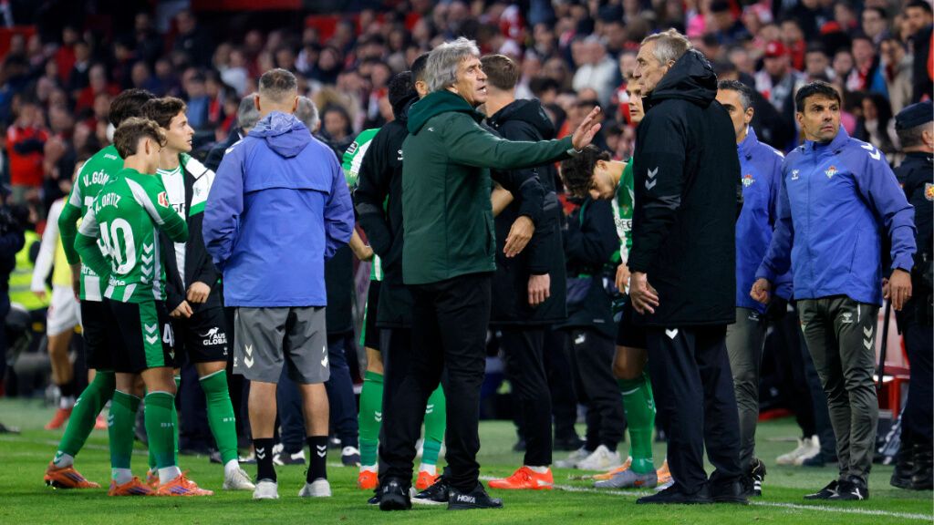 Manuel Pellegrini durante la charla del árbitro en el derbi sevillano (foto: Cordon Press).