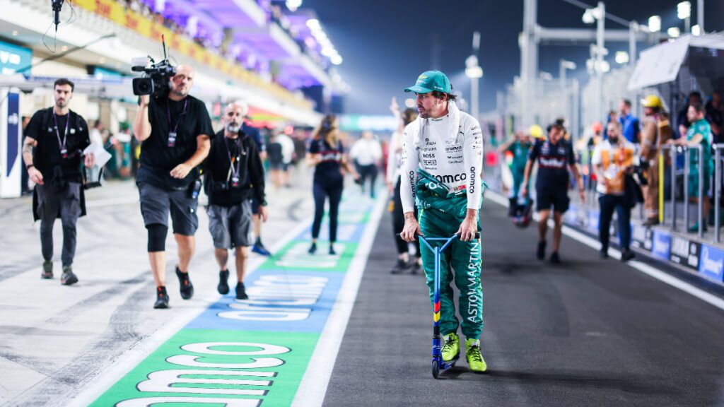  Fernando Alonso con su patinete en el paddock (Europa Press)