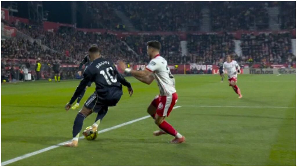 La acción de Kylian Mbappé y Álex Moreno. (Movistar)