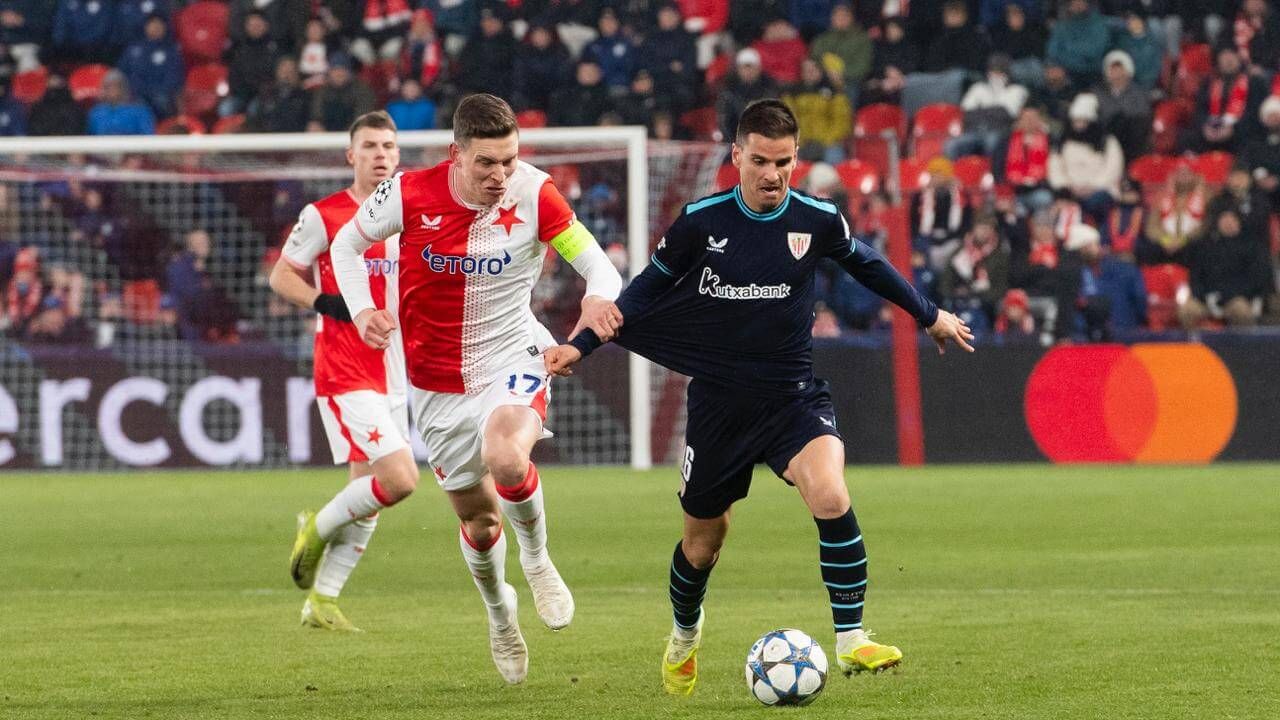  Ruiz de Galarreta es agarrado ante el Slavia en la Champions en Praga.