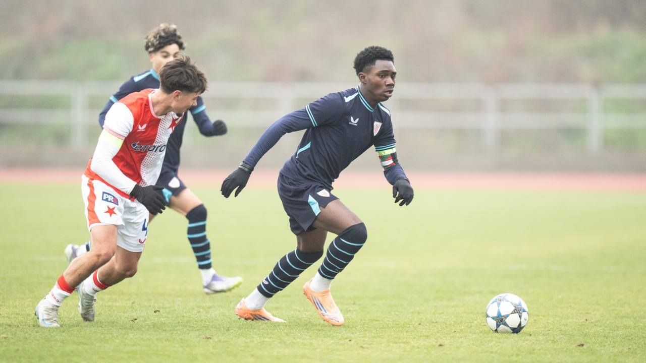 Elijah Gift, en acción contra el Slavia de Praga en la Youth League.