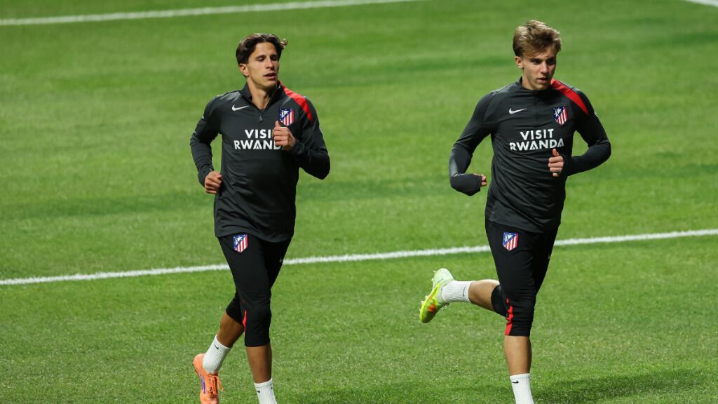  Giuliano Simeone y Pablo Barrios en el entrenamiento del Atlético de Madrid (Fuente: Europa Press)