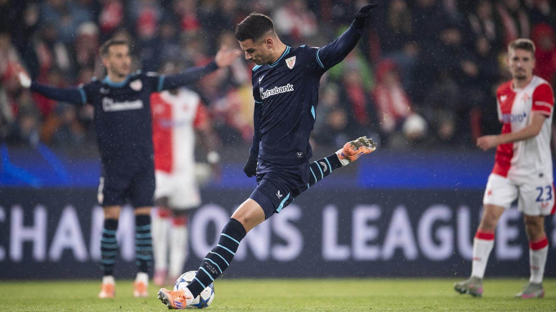 Tiro de Gorka Guruzeta en el partido ante el Slavia de Champions en Praga.