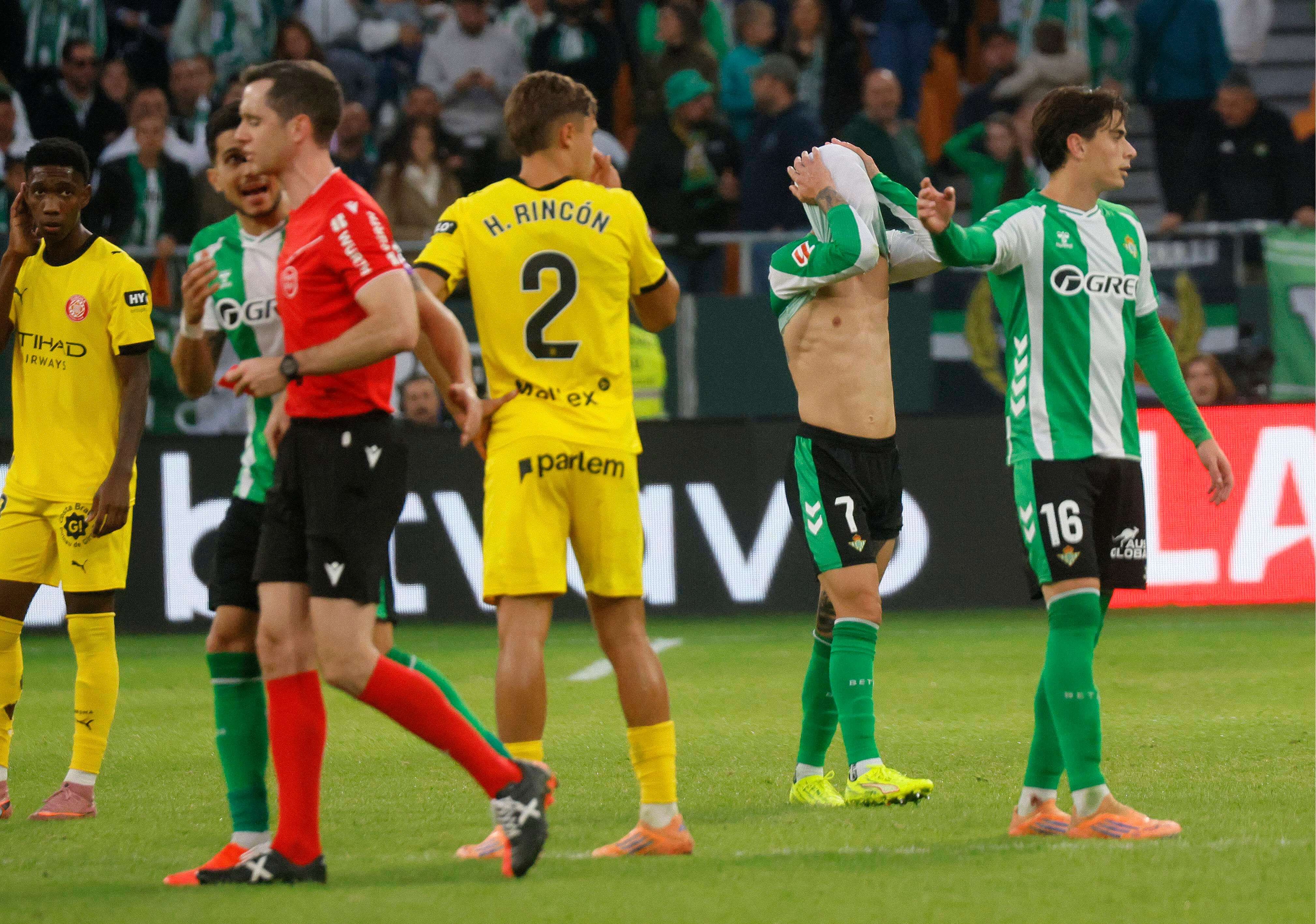 Antony lamenta su expulsión en el Betis-Girona (FOTO: Cordón Press).