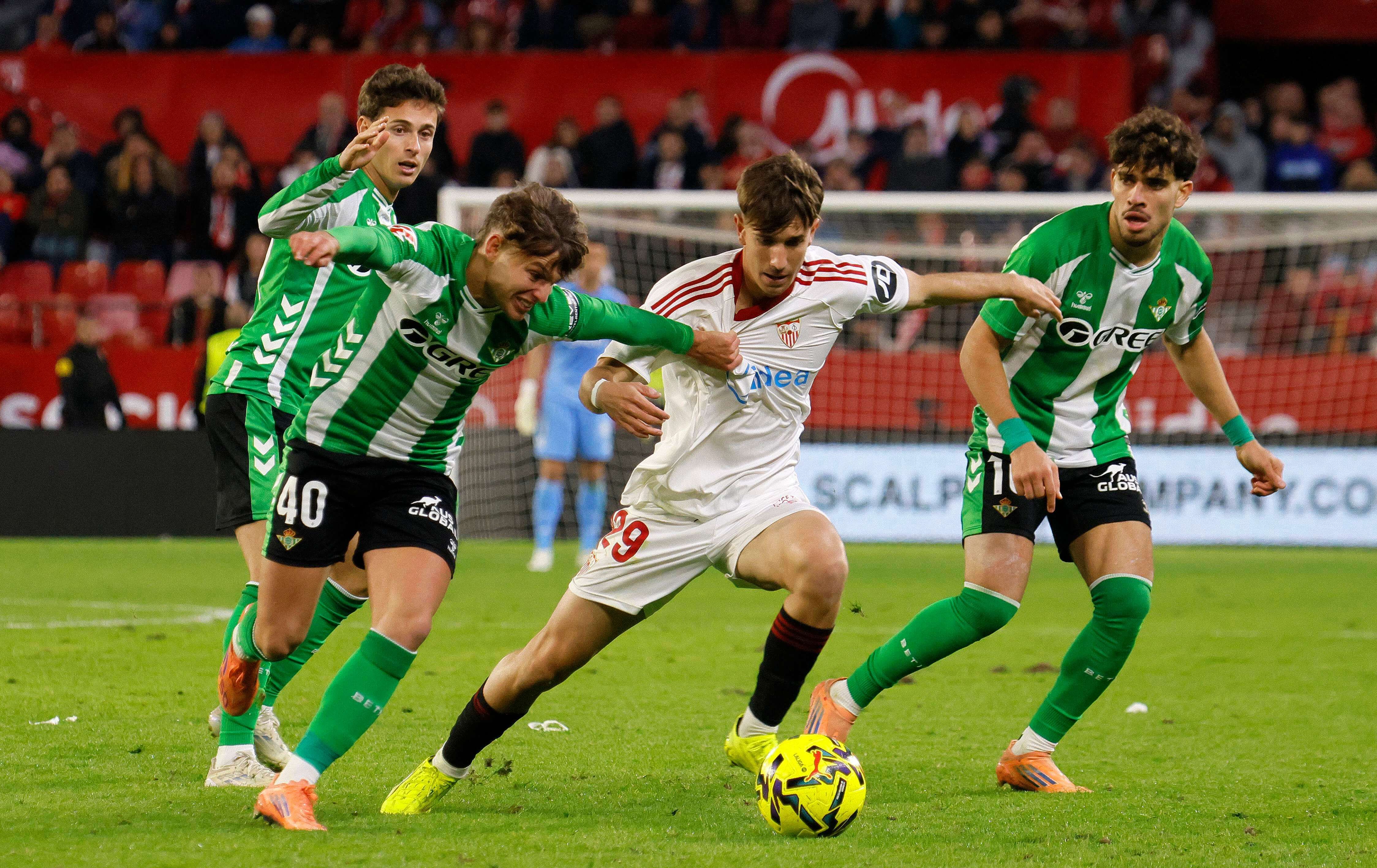 Miguel Sierra, debutando con el Sevilla en el derbi.