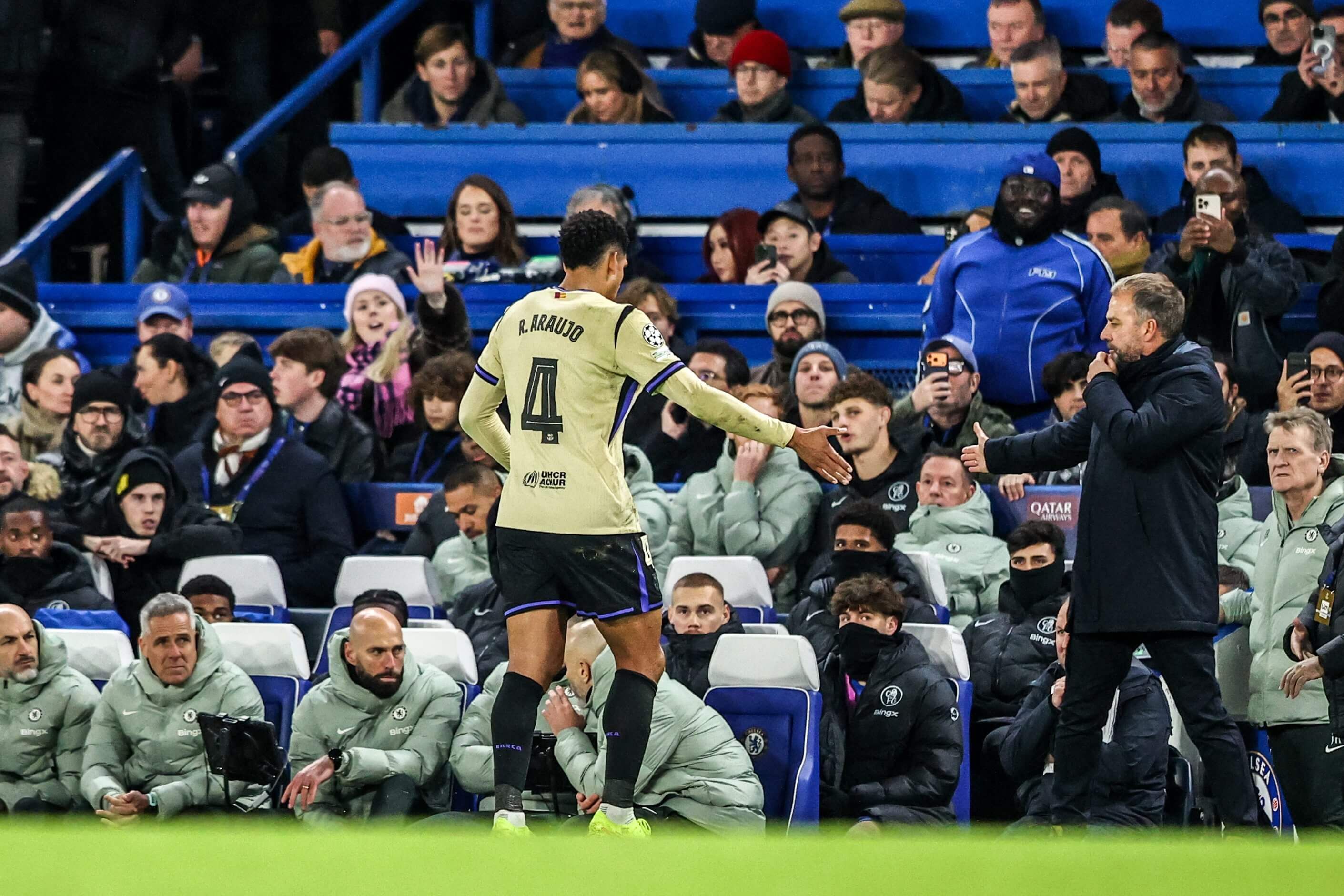  Hansi Flick saluda a Ronald Araujo tras su expulsión en el Chelsea-Barça.