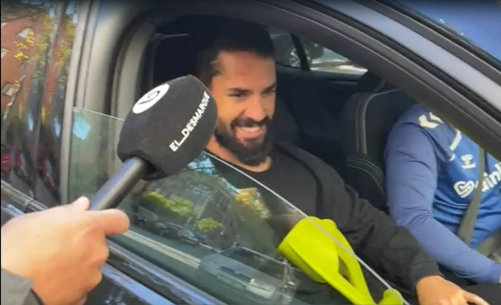  Isco, con muletas, a su llegada a la Ciudad Deportiva Luis del Sol.