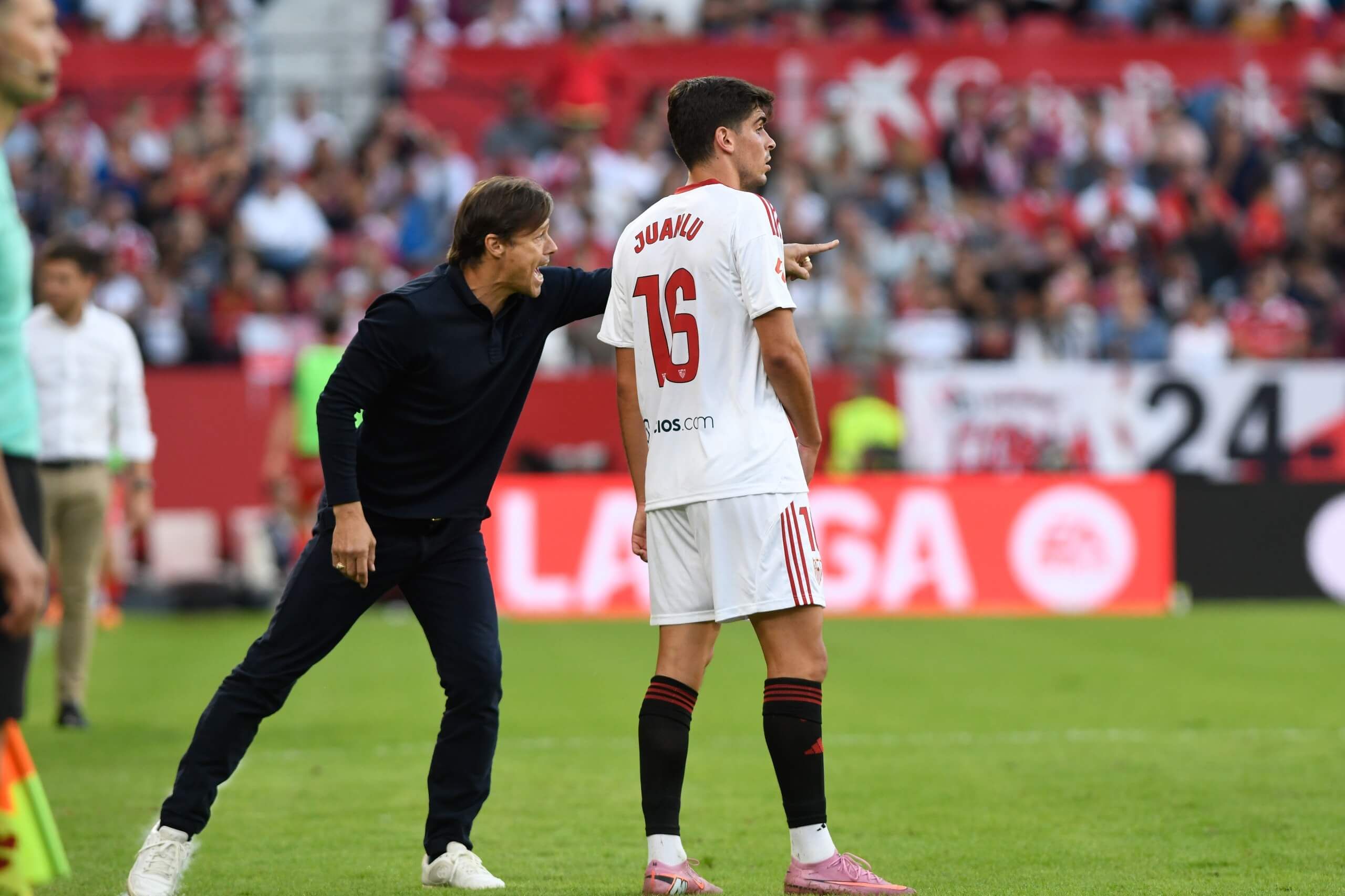 Matías Almeyda, dándole órdenes a Juanlu Sánchez.
