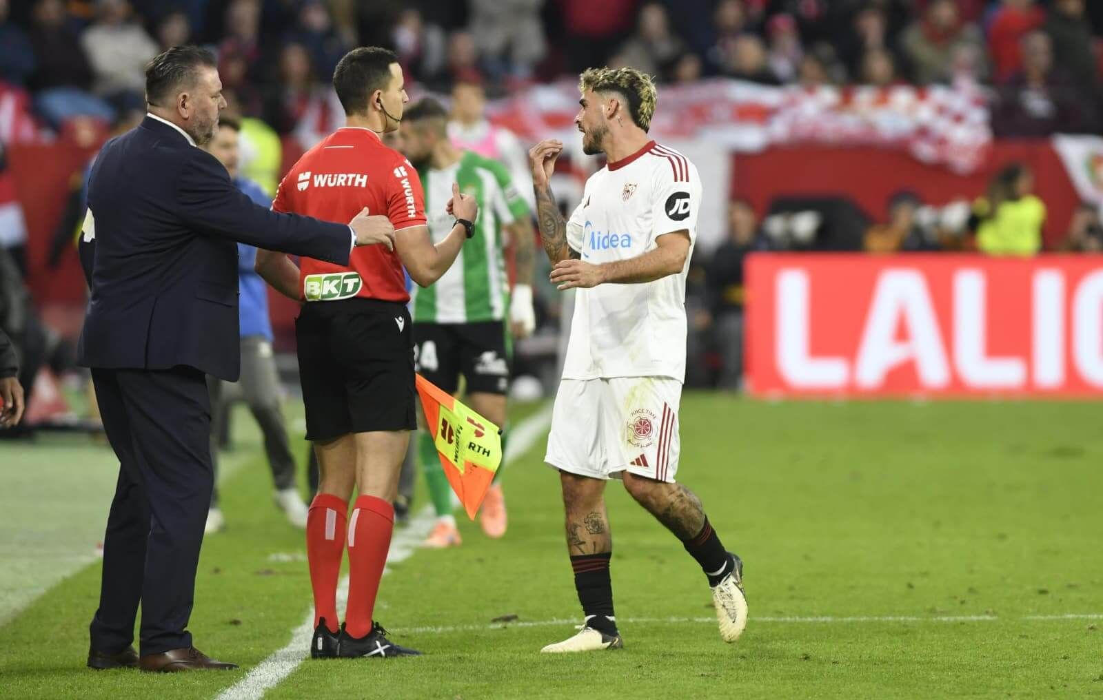 Isaac Romero, expulsado en el Sevilla - Betis.